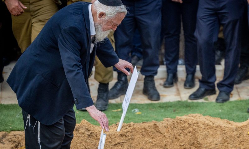 בחייהם ובמותם: הלל ויגל נטמנו בהר הרצל | תיעוד