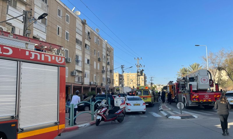 שריפה בדימונה: 3 לכודים חולצו מהמבנה הבוער