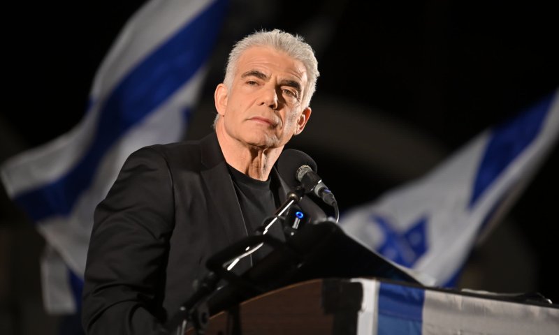 יאיר לפיד נגד יריב לוין: &rdquo;כאחרוני בריוני לה פמיליה&rdquo;