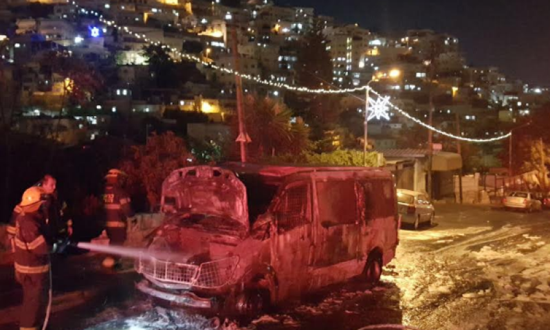 תיעוד: מחבלים שורפים רכב אבטחה בסילוואן. צפו