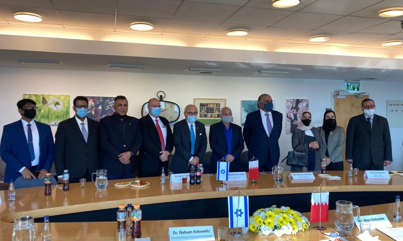 פירות השלום: השר שוסטר נפגש עם משלחת מבחריין