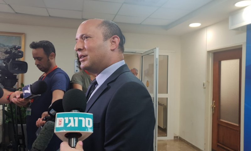 מריח קאמבק? בנט הגיע לישיבת הממשלה