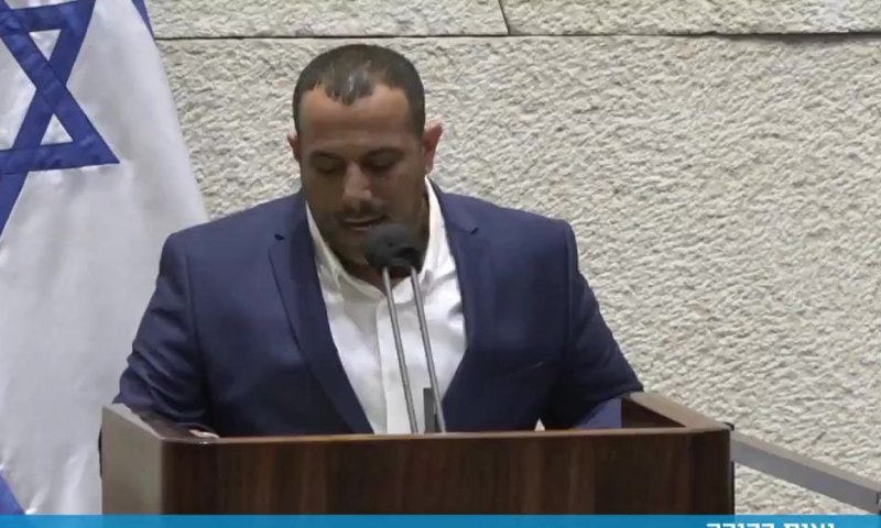 מה יש בדפים שאביר קארה שם בתפילין? צפו