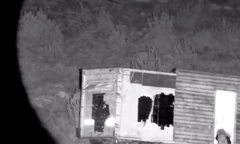 צפו: פלסטיני שפך חומר דליק והצית את הקראוון בחווה