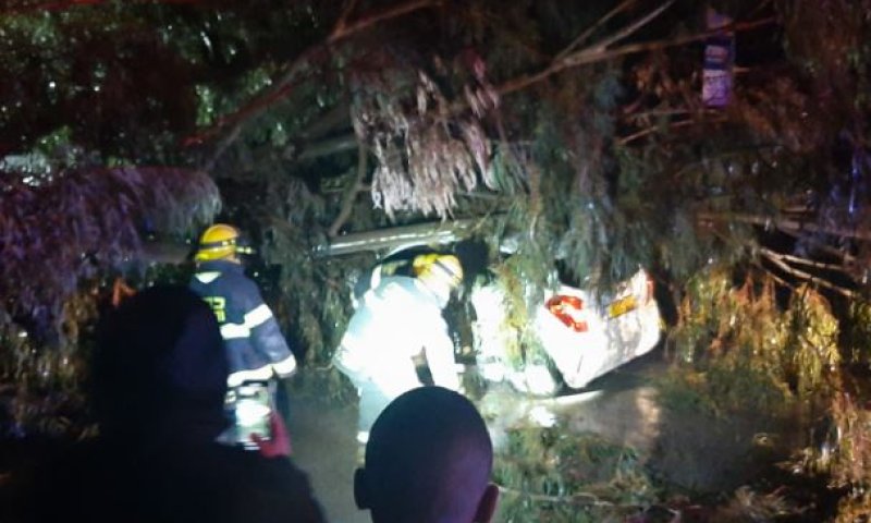 מדינה בסערה: היציאה מי-ם נחסמה; אדם נלכד ברכב