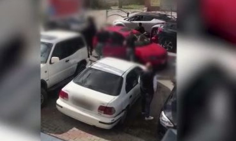 כתב אישום: תקפו עם אלה נהג ש"הסתכל עליהם"- צפו: