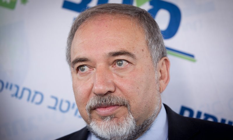 בימין תוקפים את ליברמן: בונה לערבים מקפיא ליהודים