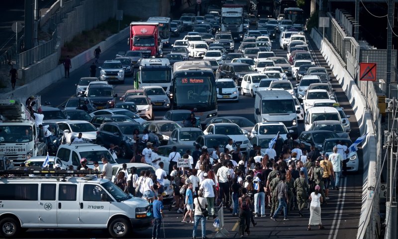 שוטר נדקר על ידי מפגין; המשטרה פתחה במצוד