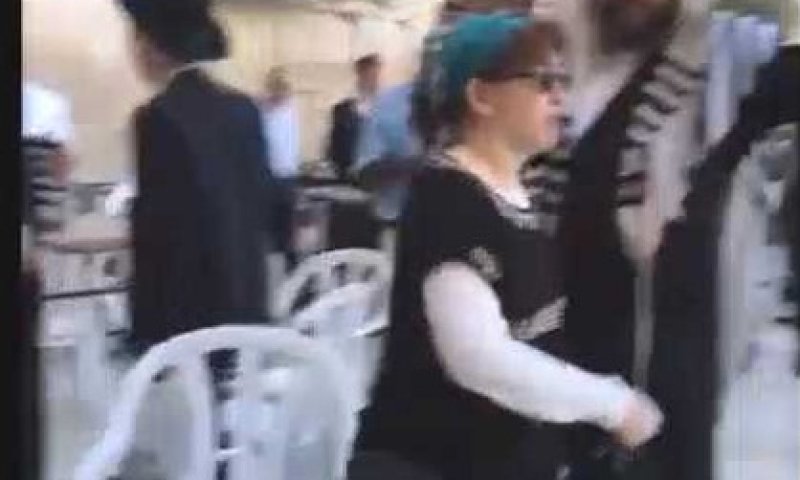 צפו: 'נשות הכותל' פרצו לעזרת הגברים ונהדפו