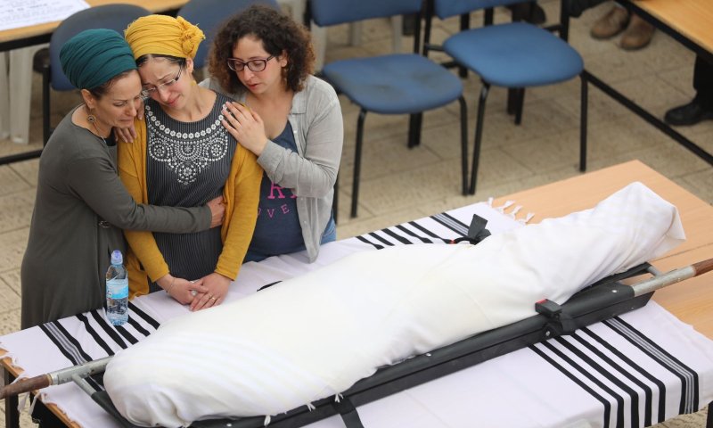 תיעוד: מאות מלווים את הרב איתמר בן גל הי"ד