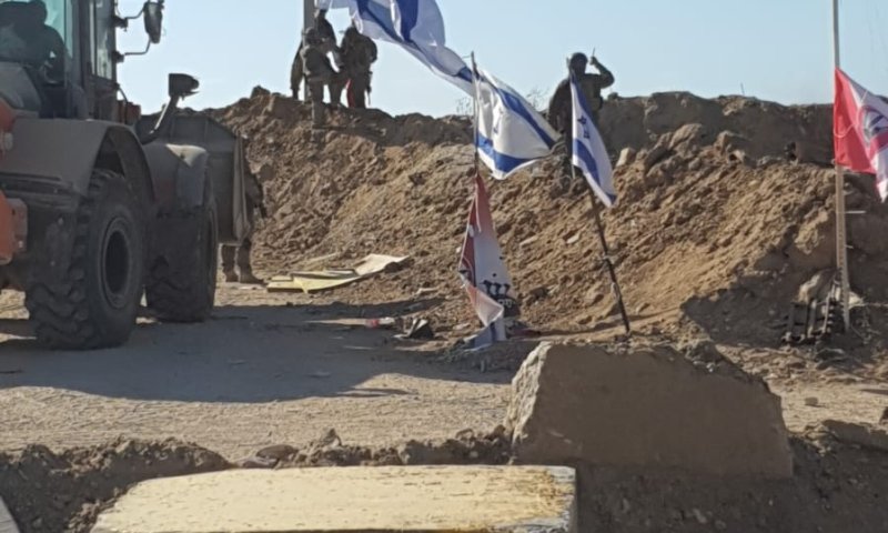 צפו: דגלי ענק מונפים במוצבים החדשים בציר נצרים