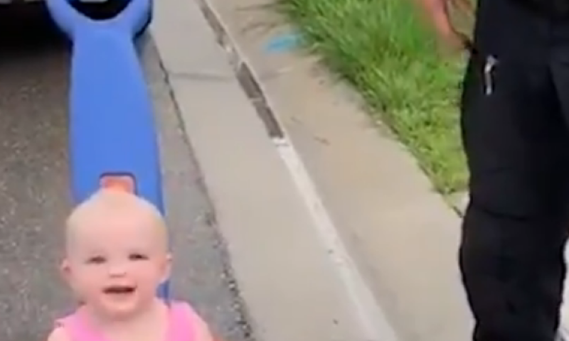 צפו: התינוקת נסעה במהירות, השוטר לא וויתר