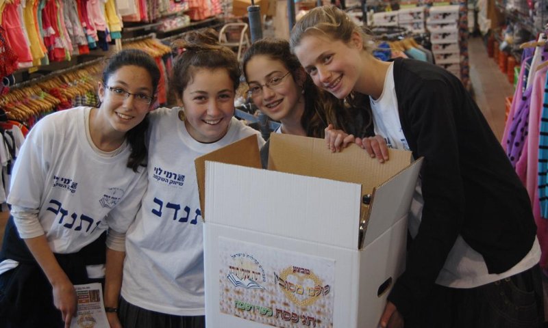 רמי לוי ושעלי תורה מציגים: 'מבצע כולנו מסובין'