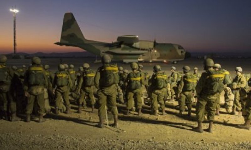 מאיפה השריטה להפנות את הגב למדריכת הצניחה?