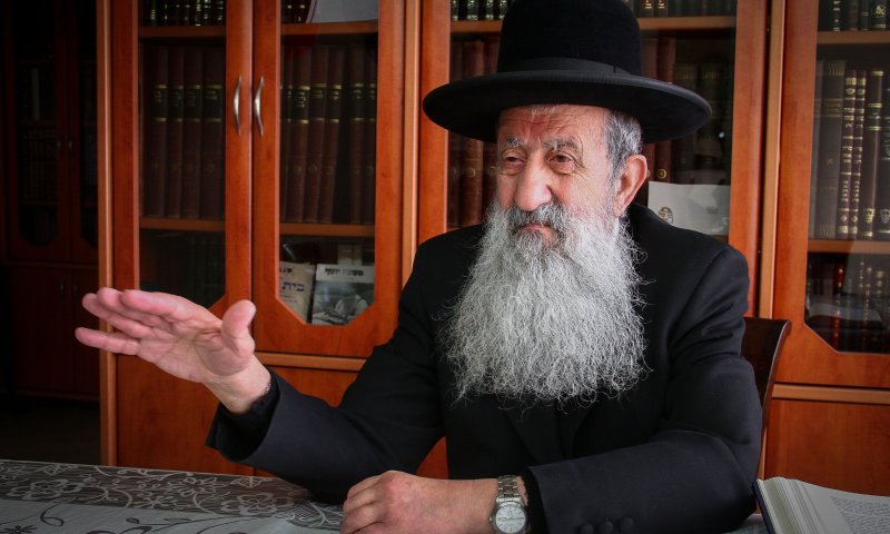 שו"ת: האם להתפלל על רב שביזה רבנים סרוגים?