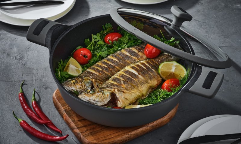 מתכון לשבת: דג לברק שלם צלוי במחבת