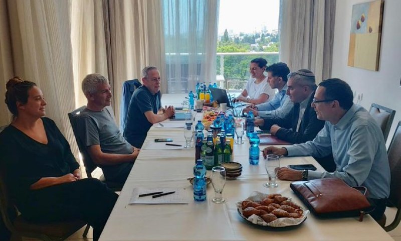 בצד הלחצים; החלה פגישת המו"מ בין נציגי לפיד וסער