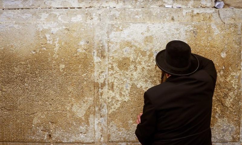 משך בפאות, ירק וגידף: תוך דקות ספורות נעצר