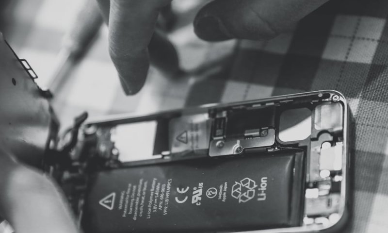 מדוע אפל מסרבת להחליף סוללות לאייפונים?