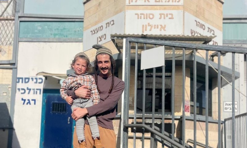 העצור המנהלי שוחרר אחרי חצי שנה וראה לראשונה את בתו