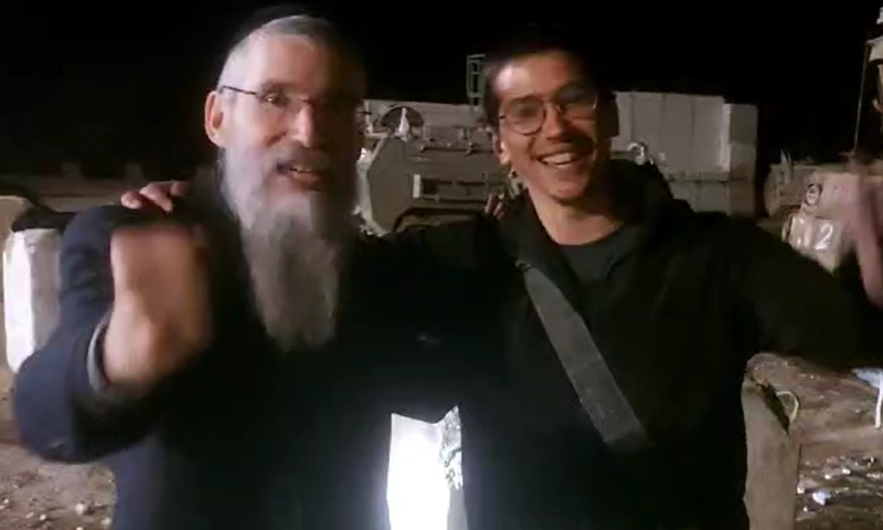 שבועיים לפני שנפל: אלקנה ויזל שר בדואט עם אברהם פריד