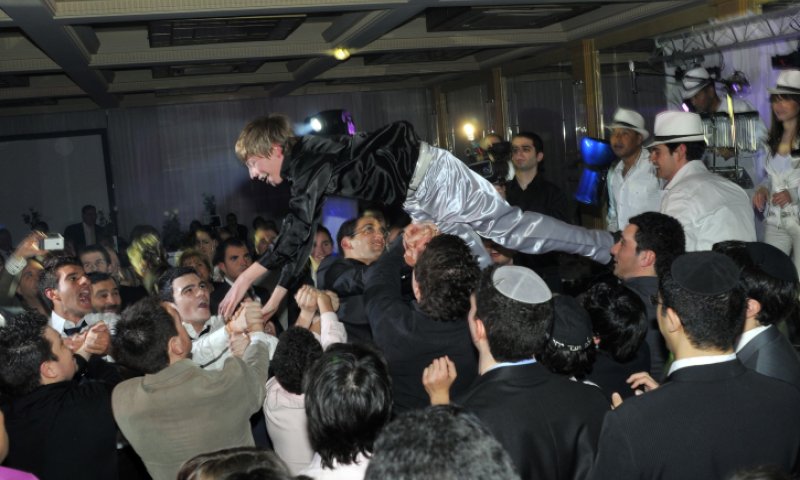 במהלך בר המצווה: הריקוד עם החתן הפך לאסון