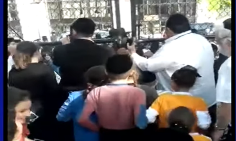 מחאה בברוקלין: חרדים פרצו לתוך מגרש המשחקים