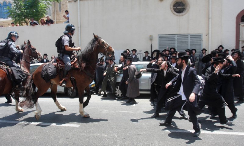 קצין במשטרה הורשע בתקיפת חרדים