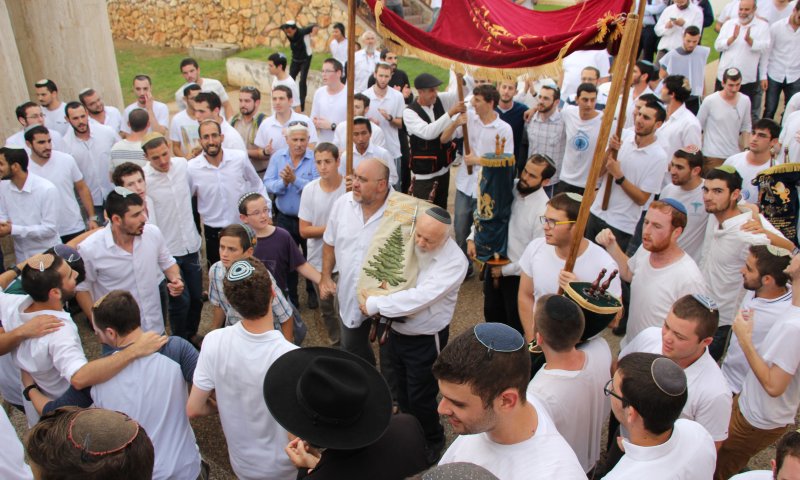 שמע על דמותו של ארז הי"ד ותרם ספר תורה לזכרו