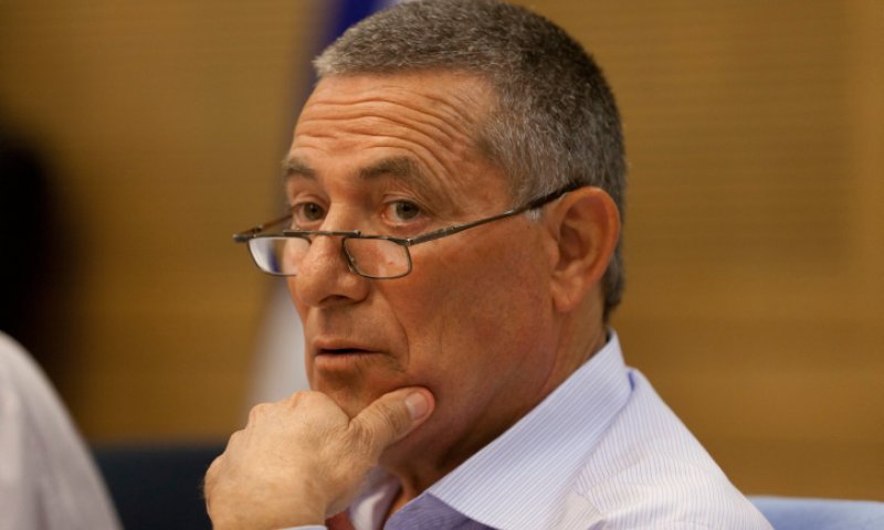 מימין ומשמאל: הח"כים מברכים את דורון אלמוג