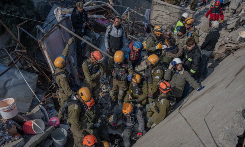 אחרי יותר מ-80 שעות: בן 10 חולץ מההריסות בטורקיה