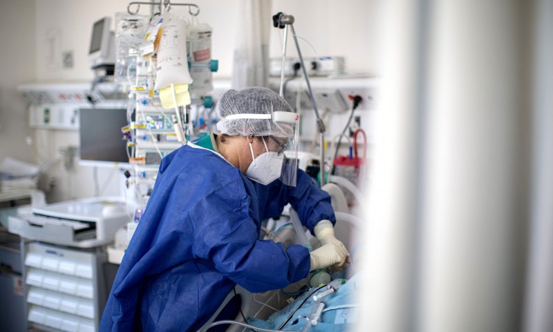 שניות לפני הזרקה: שוטרים נכנסו ועצרו את הרופאה