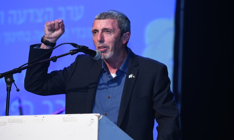 עוקץ את בנט: "להיות שר החינוך זה לא קרש קפיצה"