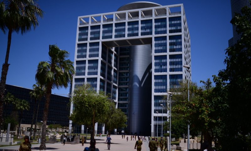 מפגין תקף שוטרים בכניסה למשרד הביטחון