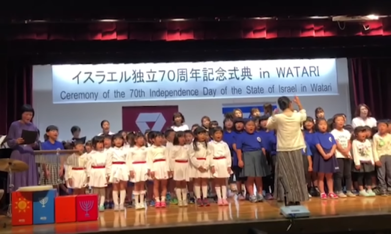 מרגש: עשרות ילדים יפנים שרים "התקווה" &bull; צפו