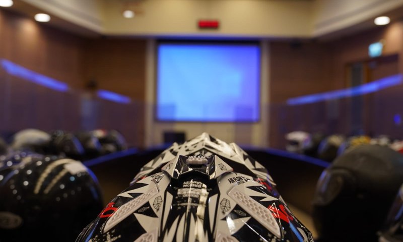 52 קסדות הוצבו היום בדיון, לסמן את הרוגי התאונות