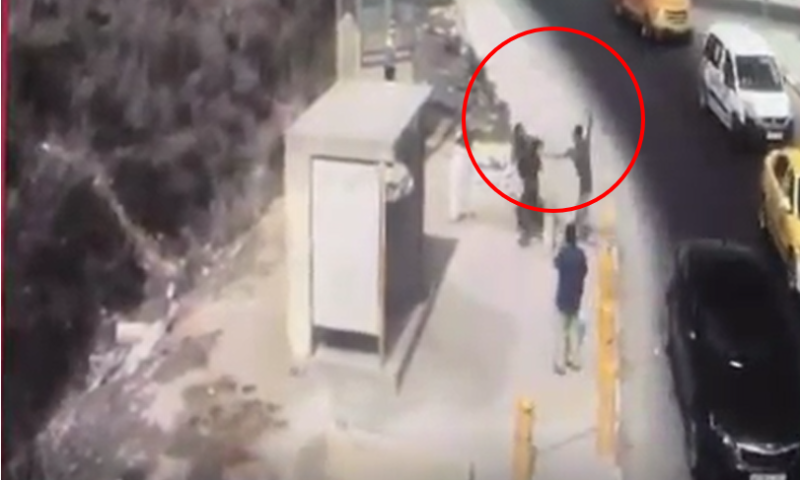 תיעוד הפיגוע בשומרון: המחבל זינק ודקר את החייל