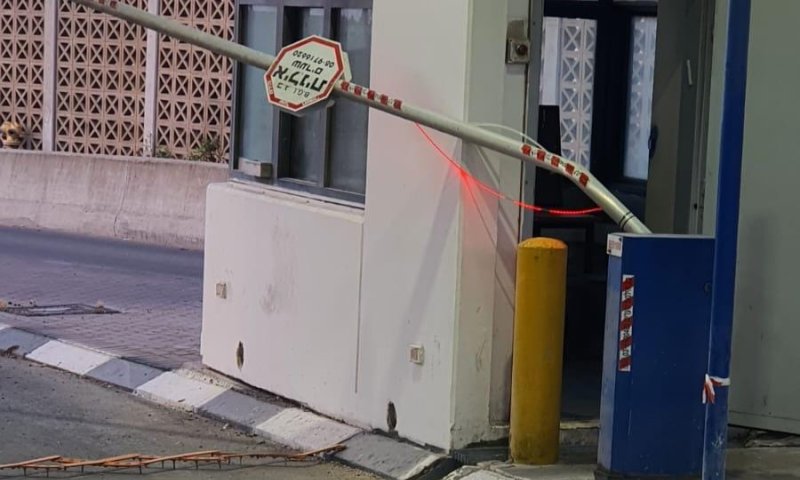 שב"ח גנב רכב, נסע נגד כיוון התנועה ופרץ מחסום