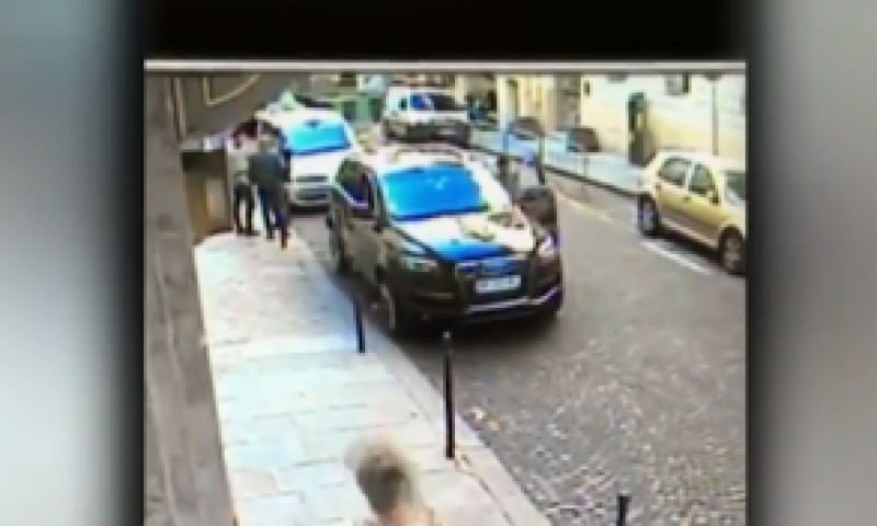 מביך: רכבו של נספח צה"ל נגנב לעיני המאבטח. צפו