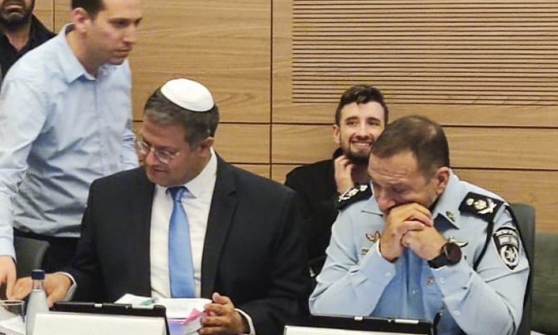 "אין מדינה דמוקרטית שהשר לא קובע מדיניות"