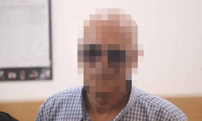 אביו של זמר מפורסם נעצר בחשד לעבירות מין בצעירה