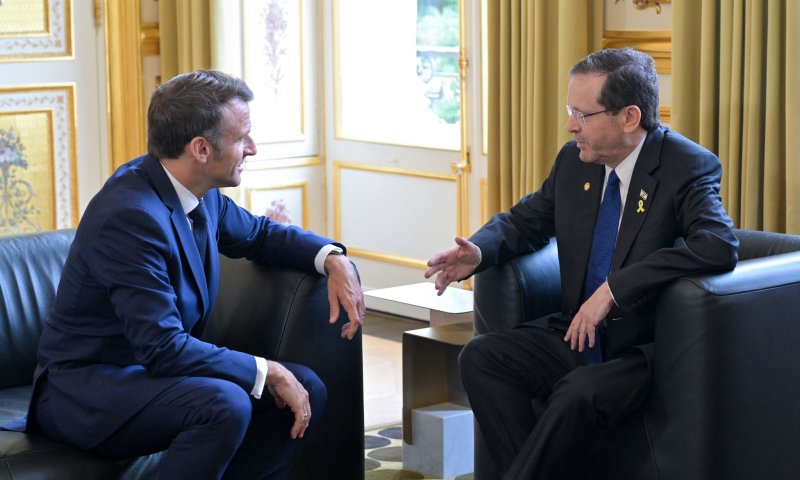 צרפת: בן 15 נעצר לאחר שאיים על חייו של הרצוג