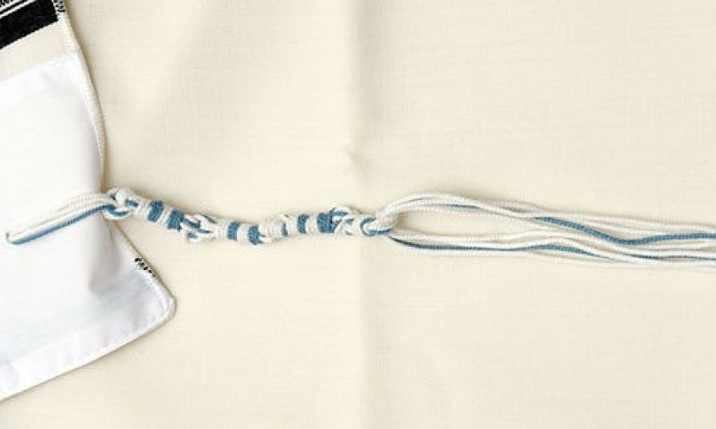 הרב אבינר: בינתיים אסור להטיל תכלת בציצית