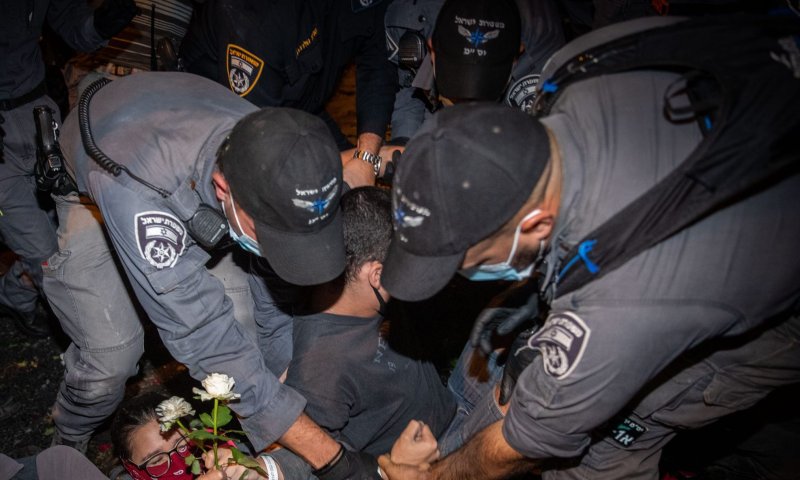 קצין המשטרה: "פעילי המחאה ניסו לפרוץ לבלפור"