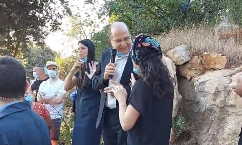 איזו פדיחה: יעלון נאם וגילה שהוא בהפגנה הלא נכונה