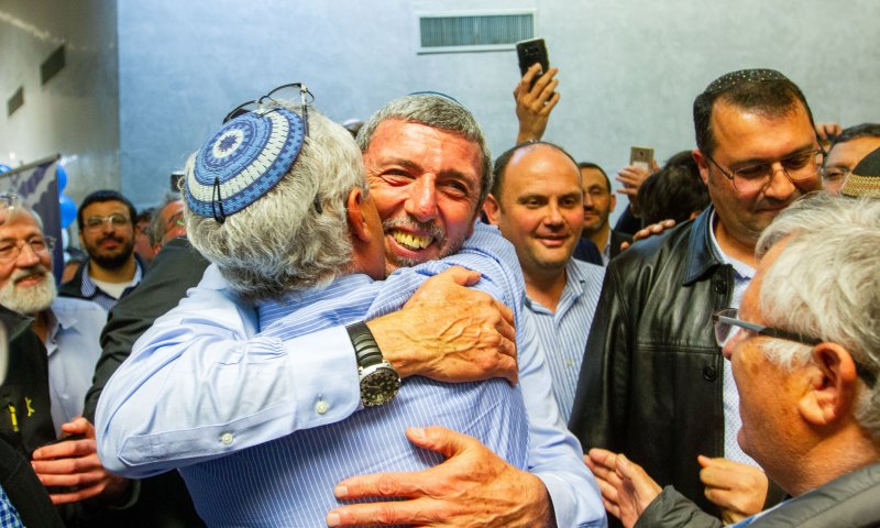 פעילי הבית היהודי מתייצבים מאחורי הרב פרץ