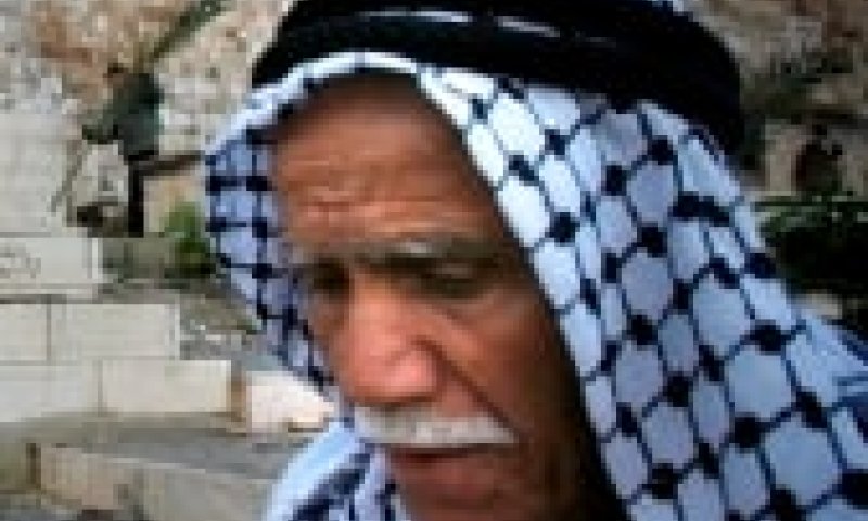 שו"ת אס.אמ.אס: איך צריך להתייחס לערבים?