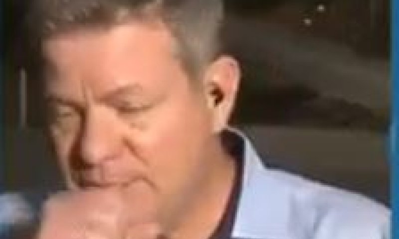 כתב 'כאן 11' בלע זבוב באמצע הדיווח. צפו