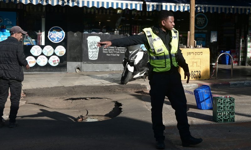 עוד בולען בתל אביב: בור נפער השבת ברחוב אלנבי