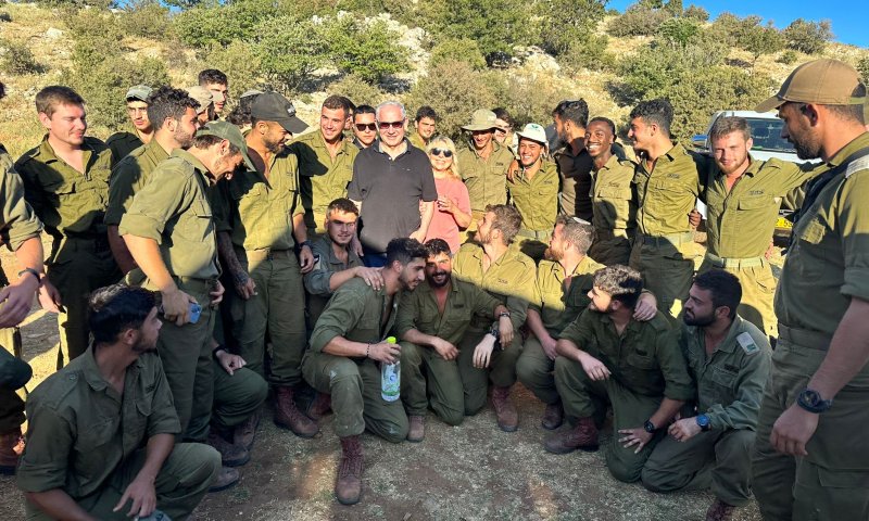 נתניהו ישב עם חיילים לקפה: "הייתי פה הרבה"